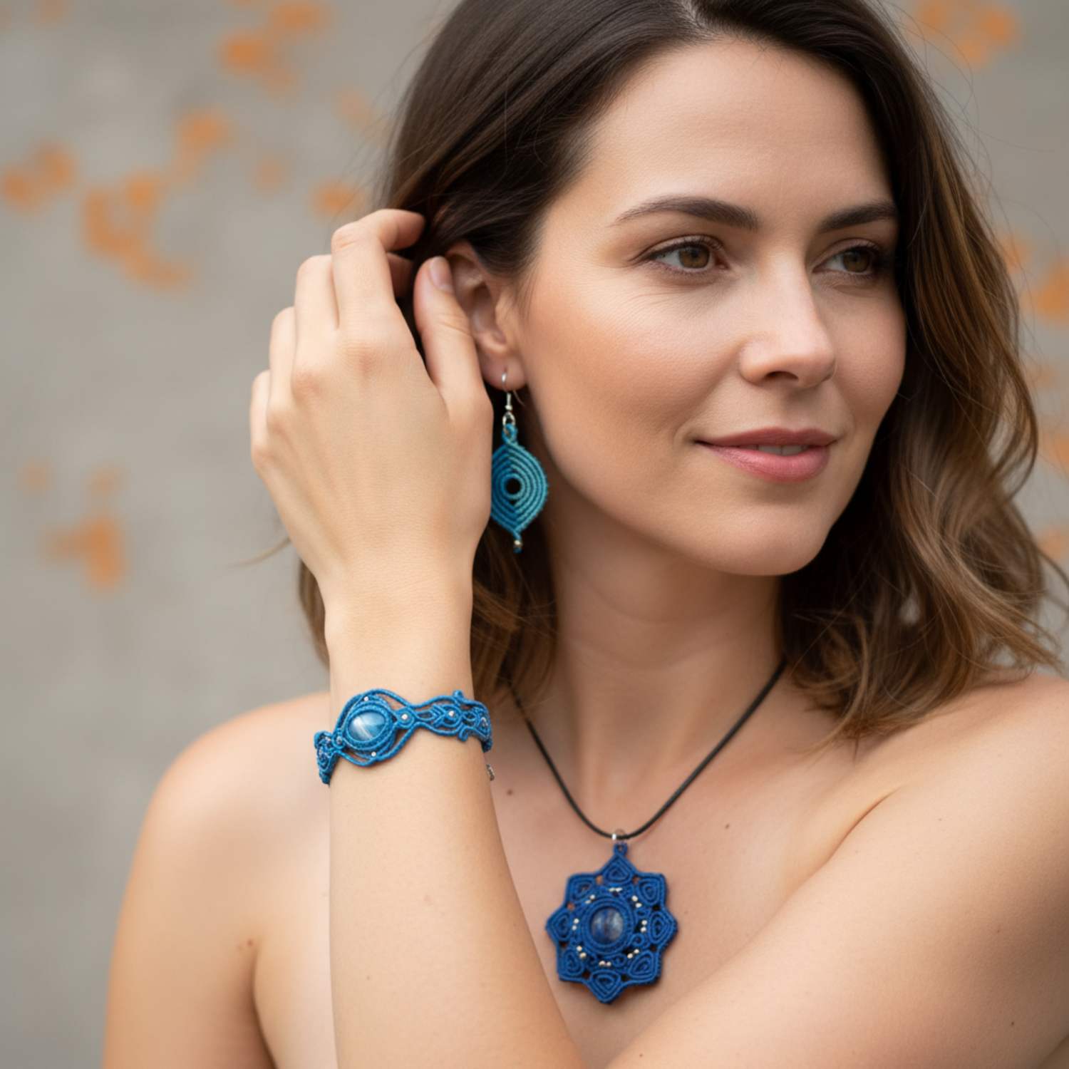 Bijoux en micro-macramé artisanal avec pierre naturelle, bijou fait-main en édition limitée