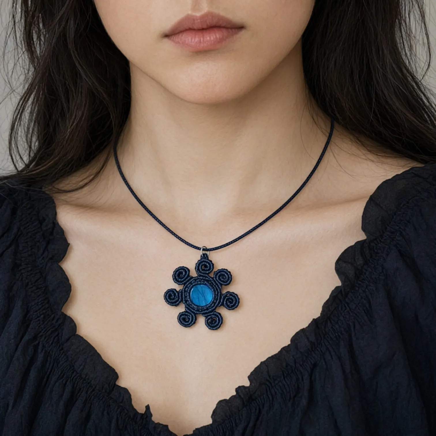 Pendentif Spirale Labradorite - porté